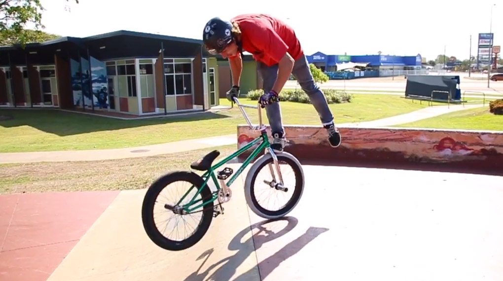Flat. Ramp. Whatever: Ben Thompson beweist in diesem Video übertriebene Vorderradskills.