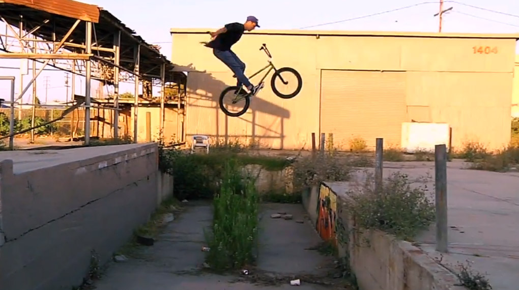 Kollektiver Freudentaumel im Hause Volume Bikes: Billy Perry wurde ins Pro-Team befördert. Aber seht und hört am besten selbst …