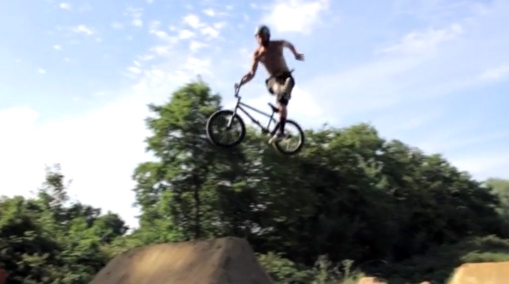 Erdhügeln meets Lagerfeuer: Hier findest du ein Video vom Intercontinental Trailsjam 2015 an den Motion Trails im AWO Funpark Bremen. Chillig!