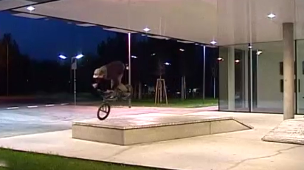 Valentin Moders VX im Dauereinsatz: Hier ist das Oida Tape #3 von der Dove Shit Kru aus Wien.