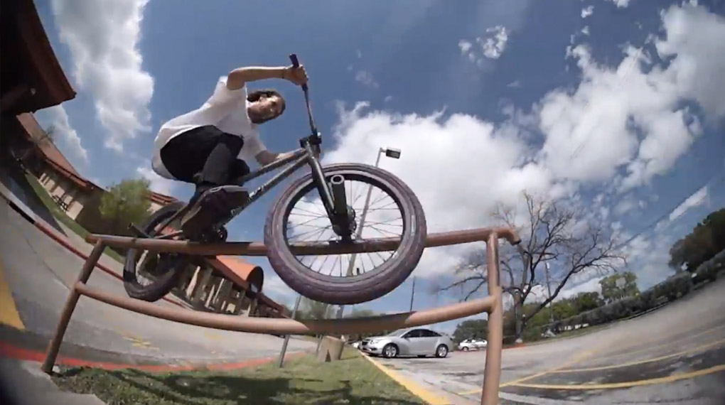 Brandon Begin gönnt sich in diesem Video ein paar Runden Grindsport mit seinem neuen Scumbag-Signaturerahmen und -Lenker von Fitbikeco.