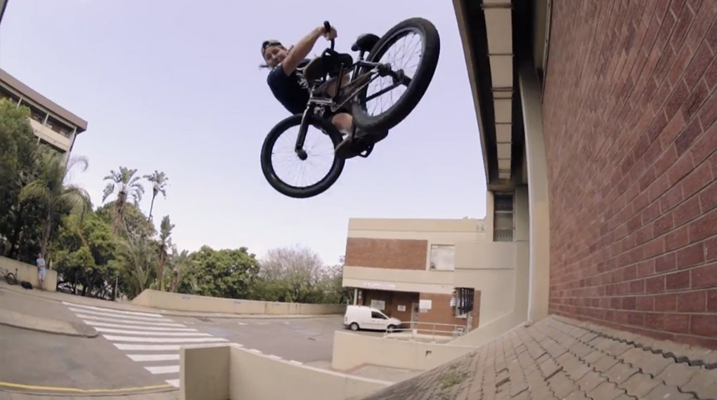 Eine Runde Steez aus Südafrika gefällig? Dann hätten wir hier ein Video von Colin Loudon für BMX Direct, das ist nämlich voll damit.