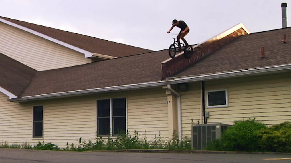 Mit einer Mischung aus riesigen Rails und fiesen Gaps hat Dan Coller vollkommen verdient den letzten Part auf dem Intervention-Video von Kink abgestaubt.