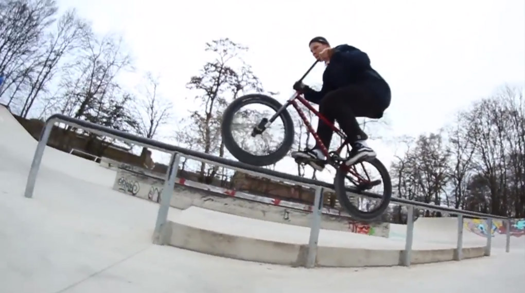 Dima Prykhodko überprüft in seinem zweiten Video für die #fourclipfriday-Serie von wethepeople den Salatschüsselpark in Köln-Ehrenfeld auf seine Stabilität.