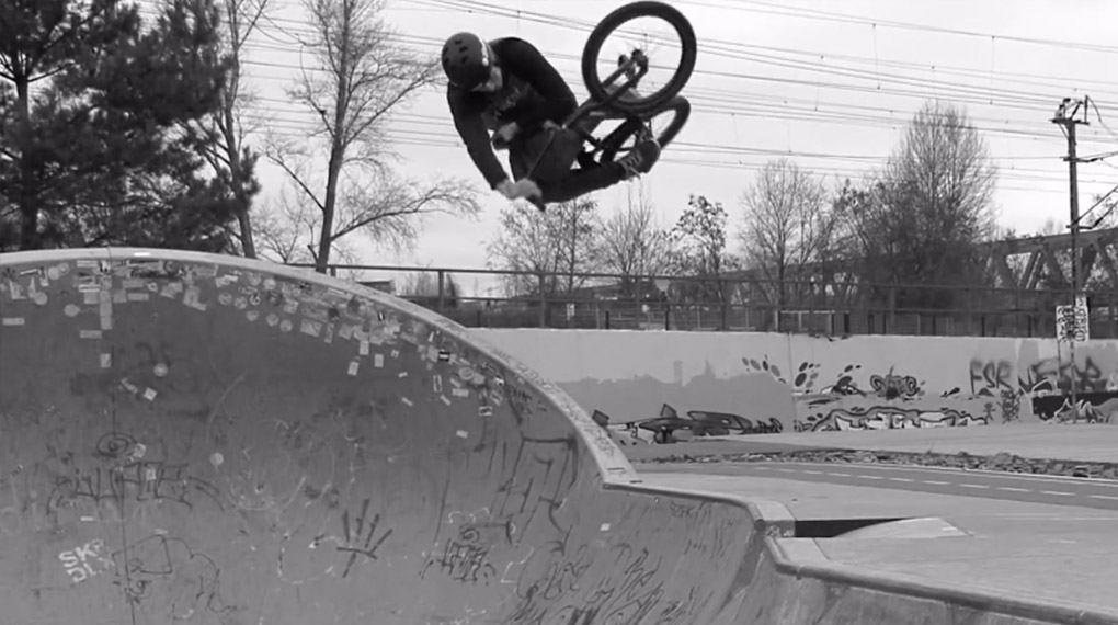 Stilsicher durch den Himmel über Berlin: Dominik Nothdurft hat als Spots für dieses Video den Bowl am Gleisdreieck und den Mellowpark auserkoren.