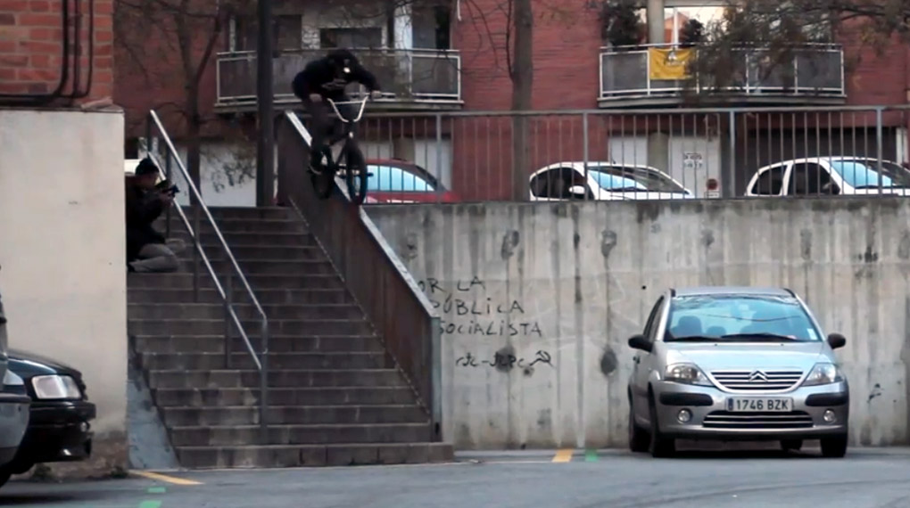 Dirty on fire: Fernando Laczko zerpflückt ein paar Streetspots in Barcelona für die Kamera von Moritz Nußbaumer. Saubere Arbeit, die Herren!