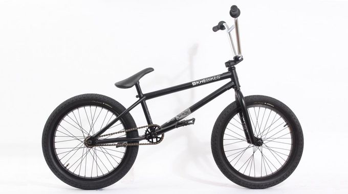 Das Silencer von KHEbikes kommt mit Flybikes Felgen, KHE X Dan Lacey Reifen sowie einer dreiteiligen 48-Spline Kurbel und wiegt nur 10,9 kg