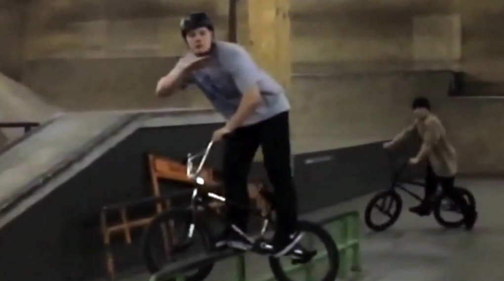 YESSIR! Bei Radio Bikes hat man eine Compilation mit Leon Hoppes besten Instagram-Clips zusammengestellt. Leon ist ein echter Tausendsassa, also gönn dir!