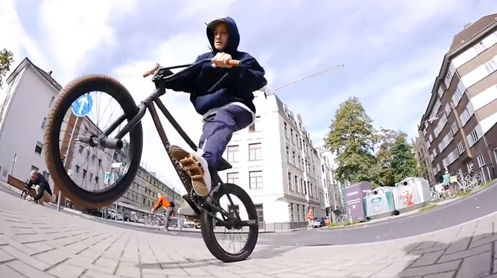 In diesem Video macht der Cult und People