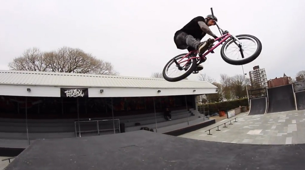 Mark Webb ist eine Trickmaschine! Hier sind ein paar Clips, die er mal eben so im Southsea Skatepark aus dem Ärmel geschüttelt hat.