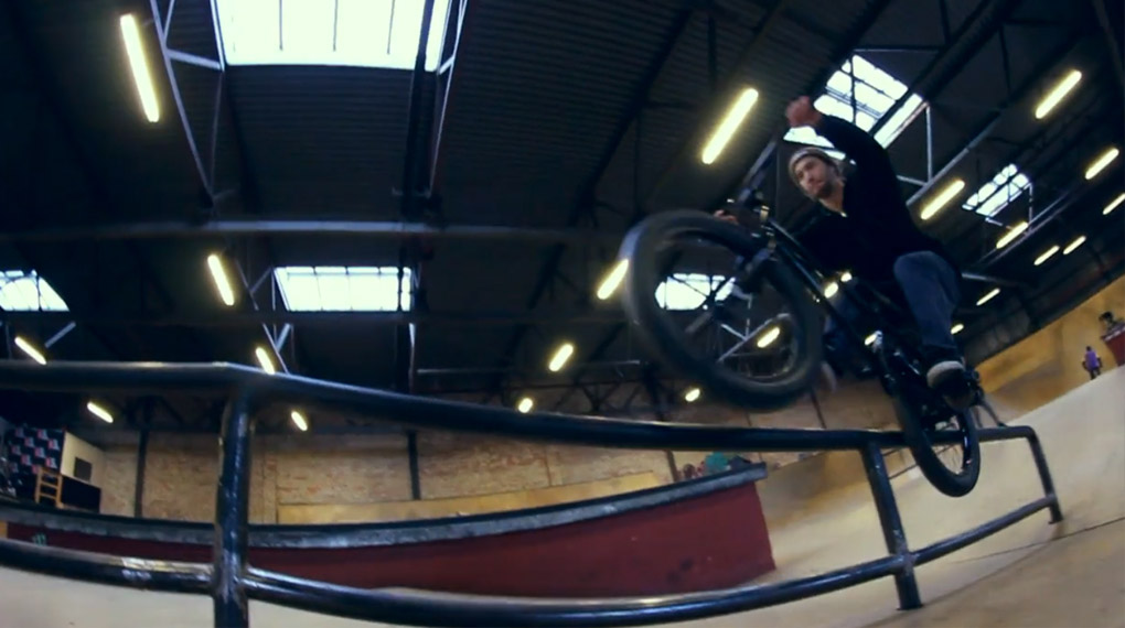 Heiße Action aus Lettland: Kristpas Reimanis, Janis Cunculis und Ruslan Kurilin haben sich für dieses Video den Monster Skatepark in Riga vorgeknöpft.