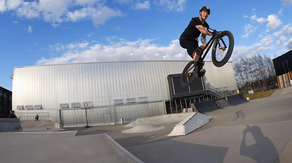 Ola Selsjord nutzt das Ende des Winters, um ein paar Parks und sogar einen Streetspot in Norwegen zu zerlegen. Was für eine Maschine!