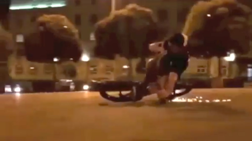 Bei wethepeople hat man eine Compilation mit einigen der besten Clips zusammengestellt, die Pete Sawyer in letzter Zeit auf Instagram gepostet hat.