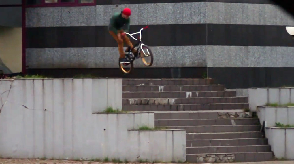 Raul Jula ist einer der besten Streetfahrer Rumäniens. Hier sind gut vier Minuten Footage von dem ebenso technisch begabten wie furchtlosen Nachwuchstalent.