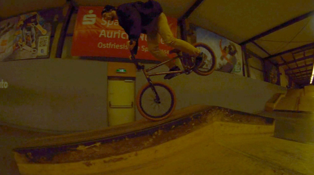 Robin Schulz, Rene Hasenstein und Marc Brünner von der Obsessedcrew haben ein paar gute Clips aus der Skatehalle Aurich mit nach Hause gebracht.