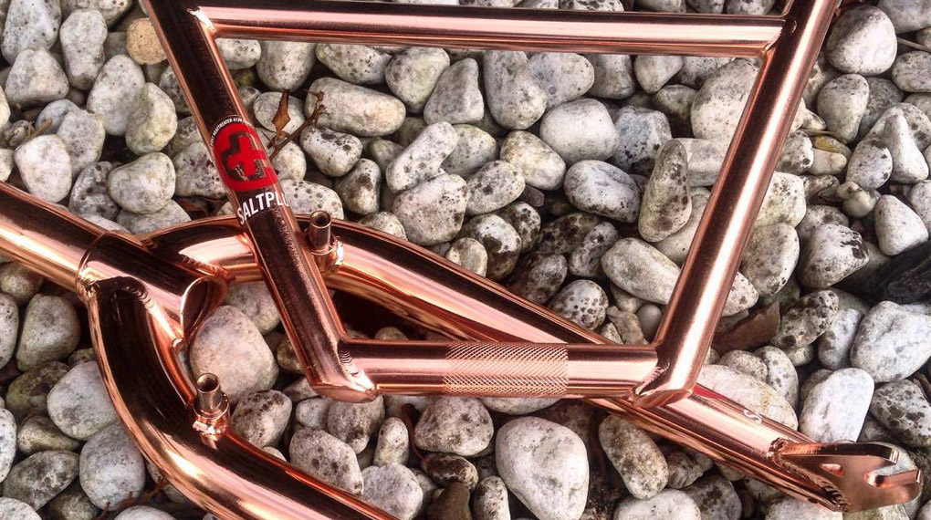 Sei kreativ und gewinne einen SaltPlus HQ 9" 4pc-Lenker im Kupferlook und eine SaltPlus EX Gabel mit Bremssockeln im selben Colorway. Hier erfährst du mehr.