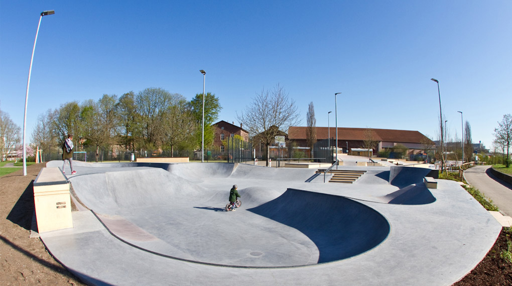 Check diese Fotos von dem neuen Betonpark in Karlsruhe! Die Jungs von Camp Ramps und DSGN Concepts haben nämlich mal wieder ganze Arbeit geleistet.