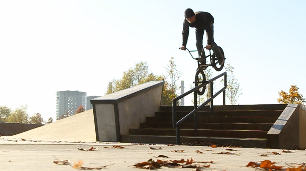 Max Bergmann, Tim Güntner und Dominik Betten haben für uns die Skateskulptur Wolfsburg besucht. Hier ist das Video von einem Tag voller Grindvergnügen.