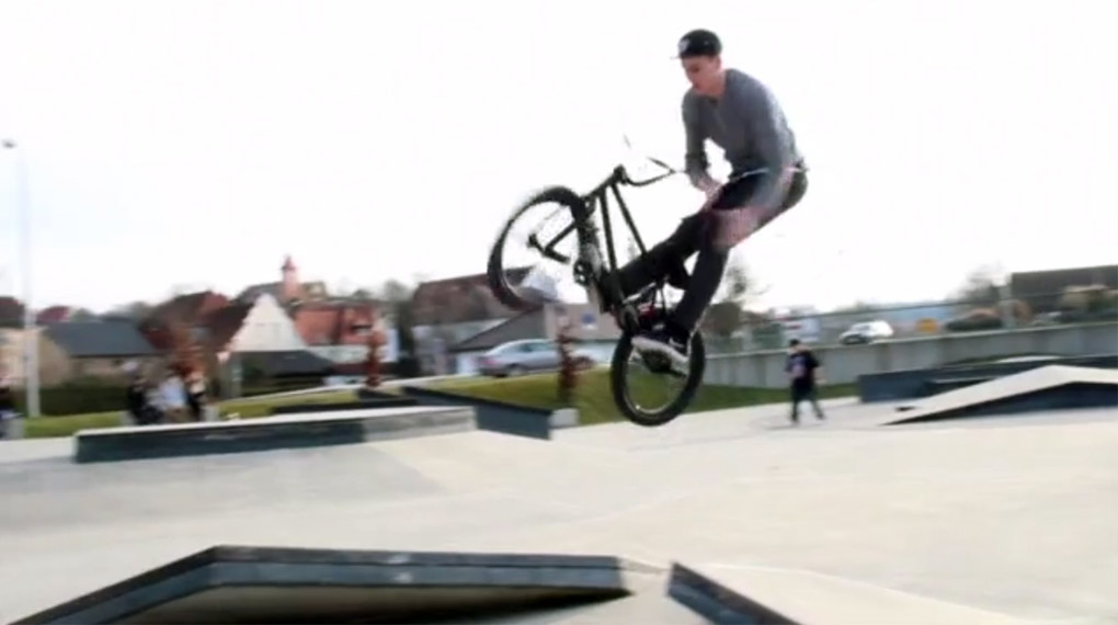 Spaß auf 20 Zoll in Niederbayern: Die Steezy Crew meldet sich mit ihrem vierten Mixtape aus dem Skatepark von Dingolfing zurück.