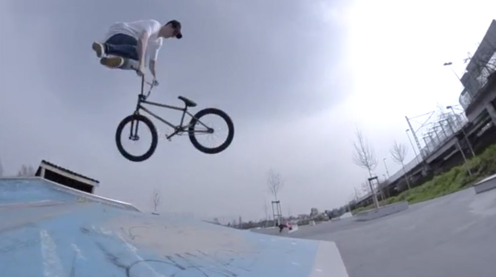 Vangeli Katsiakis hat im Skatepark von Stierstadt fünf sehenswerte Tricks/Lines für die Kamera seines Bruders Christos performt. Hier ist das Ergebnis.