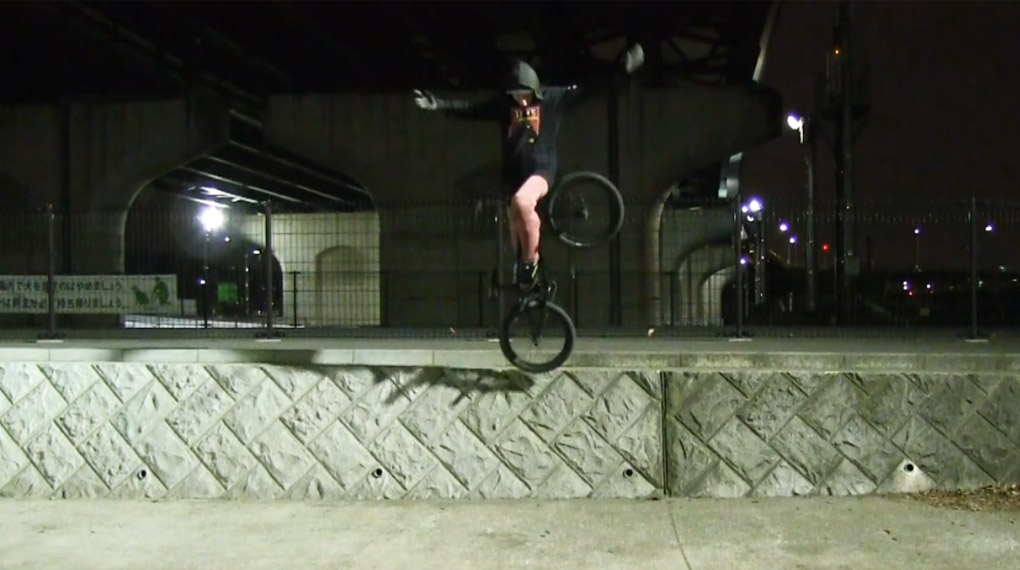 WTF! Yuma Hamaya aus Japan zeigt in diesem Video eine eigenwillige Mischung aus Oldschoolflatlandtricks, zeitlosen Manövern und modernen Einsprengseln.