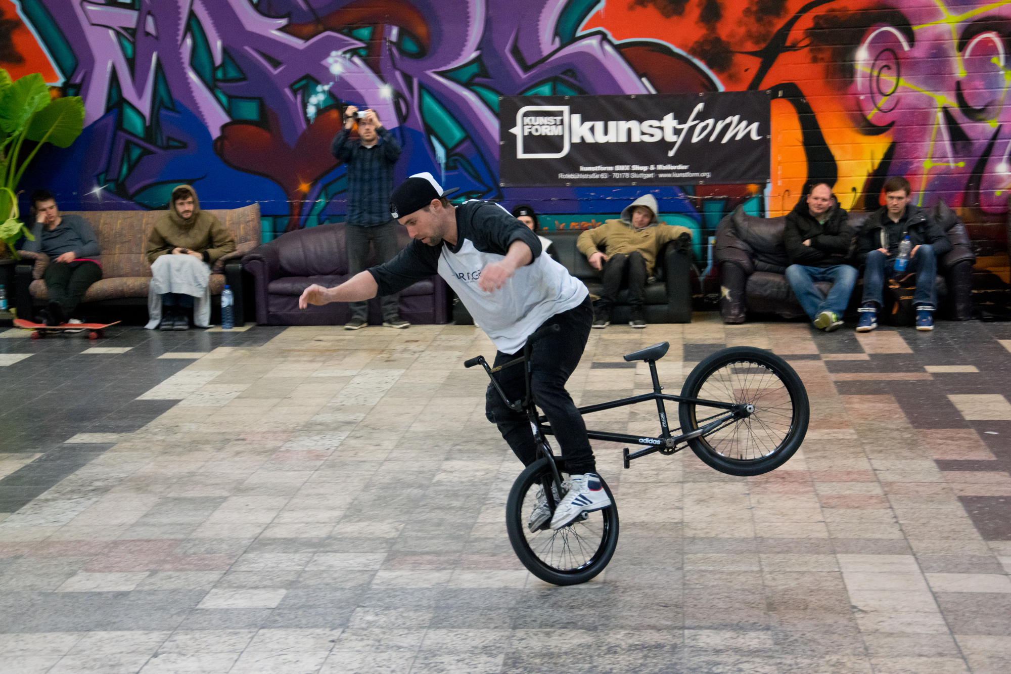 Barre Neirynck. Nohanded Hang Ten