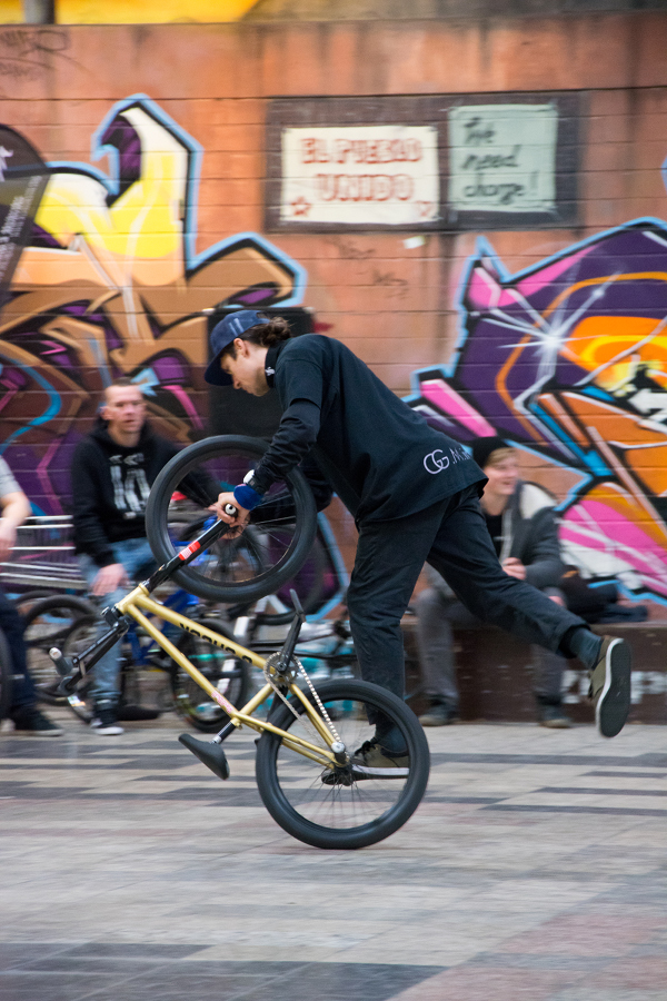 Viki Gomez, Crossfooted Upside Down Wheelie