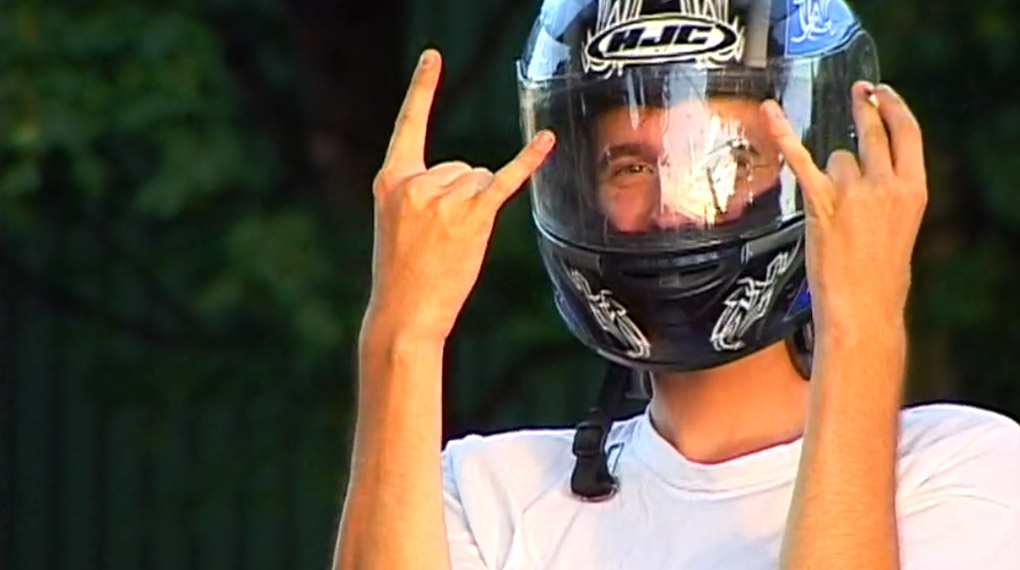 Niklas Wille von Gangbang Bikes zerlegt in diesem Video den Skatepark von Emmendingen auf äußerst amüsante Art und Weise. Ganz großes Kino!