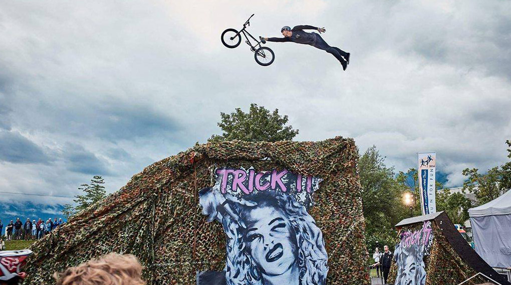 Interner Wechsel bei SIBMX: Simon Moratz fliegt ab sofort für wethepeople und Demolition Parts über die Dirtjumps dieser Welt.