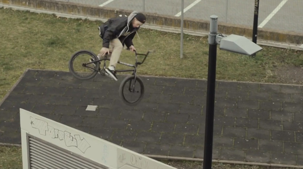 Daniel Büttgen fährt sein Signaturelongsleeve von The Fella BMX auf den Straßen von Aachen und Köln spazieren und macht dabei wie immer eine sehr gute Figur
