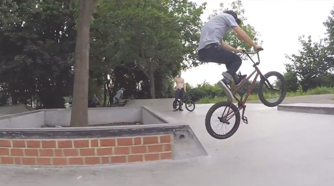 Cai von Rumohr hat Dennis Möller im Freiburger Betonoark gefilmt und es lohnt sich trotz zwei Pull-up Barspins mal einen Blick in das Video reinzuwerfen.