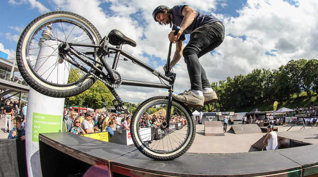 Hier findest du eine große Fotogalerie und das Highlightsvideo vom EX&HOP "Cash 4 Tricks"-Contest auf dem Munich MASH 2016.