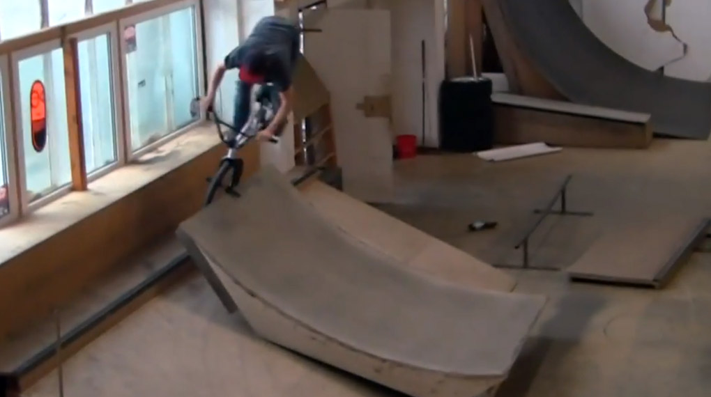 Nach einer 12wöchigen Verletzungspause meldet sich der Kink-Fahrer Max Bergmann mit einem Video voller technischer Leckerbissen zum Dienst zurück.