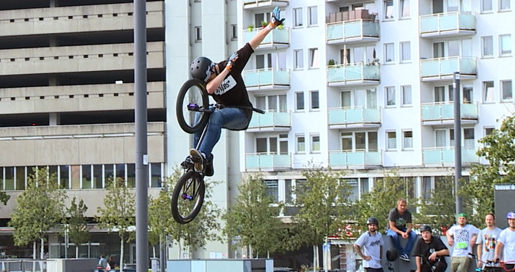 Wir waren beim Bielefeld City Jam 2016 im Kesselbrink Bike- und Skatepark dabei, um die besten Tricks des Wochenendes für euch zu filmen.