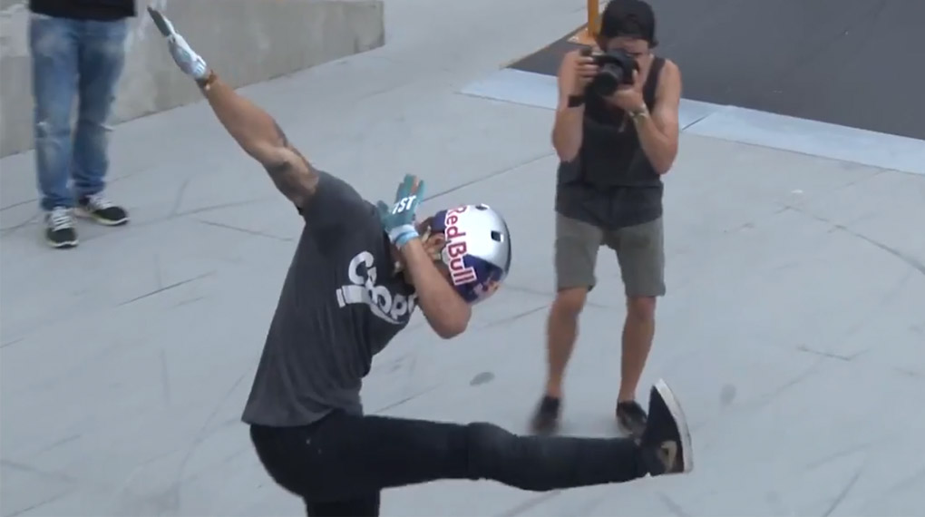 First try und angeblich sogar ein World First: Michael Beran hat auf dem Pro Freestyle Contest in Den Haag einen Bikeflip to Barspin rausgehauen.