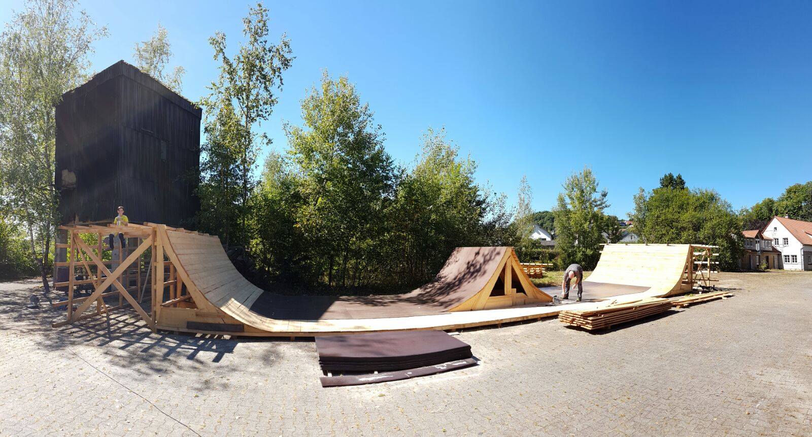 Minirampe mit Spine auf dem Außengelände der BMX-Halle Birresborn