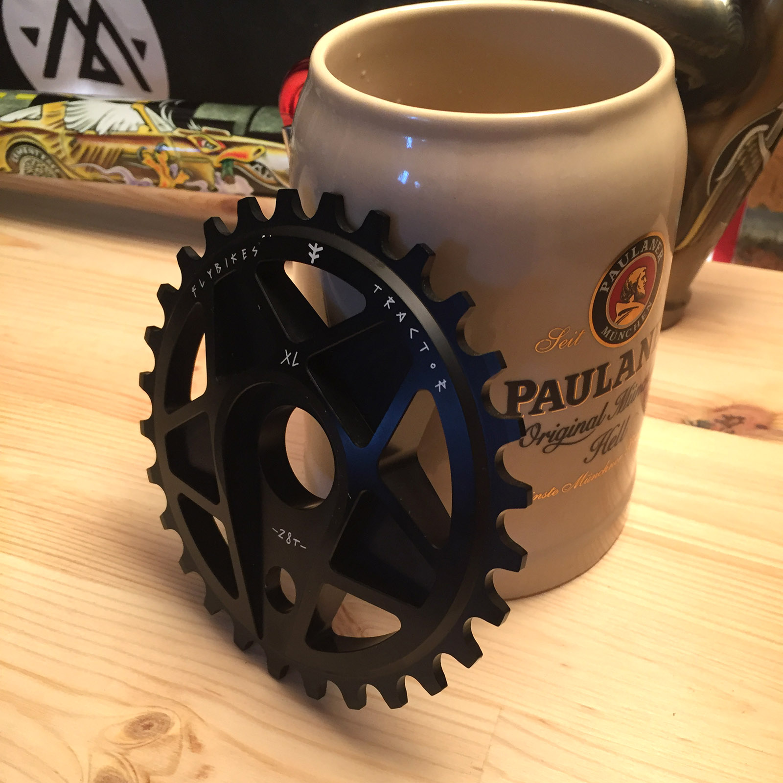 Die Jungs von AllRide BMX Distribution hatten nicht nur drei Fässer Freibier, sondern auch das Tractor-Sprocket von Flybikes aus München mitgebracht. Das Kettenblatt wird zur Mitte hin dicker, was für mehr Stabilität sorgen soll. Außerdem kann bei diesem Design auf den Tretlagerspacer verzichtet werden
