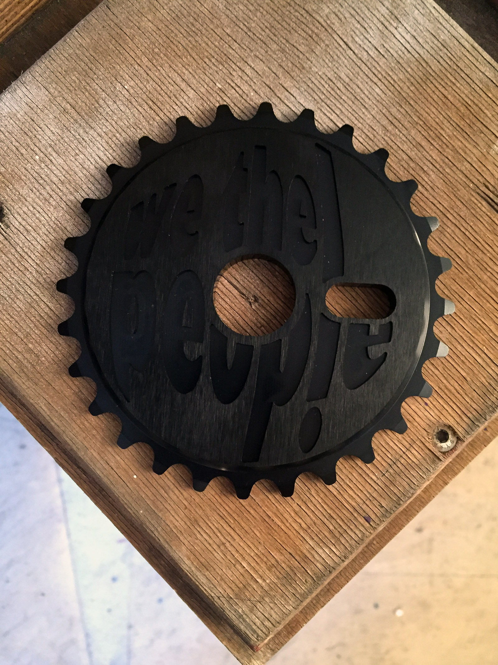 Zum 20jährigen Firmenjubiläum gibt es von wethepeople dieses Kettenblatt im Retrolook