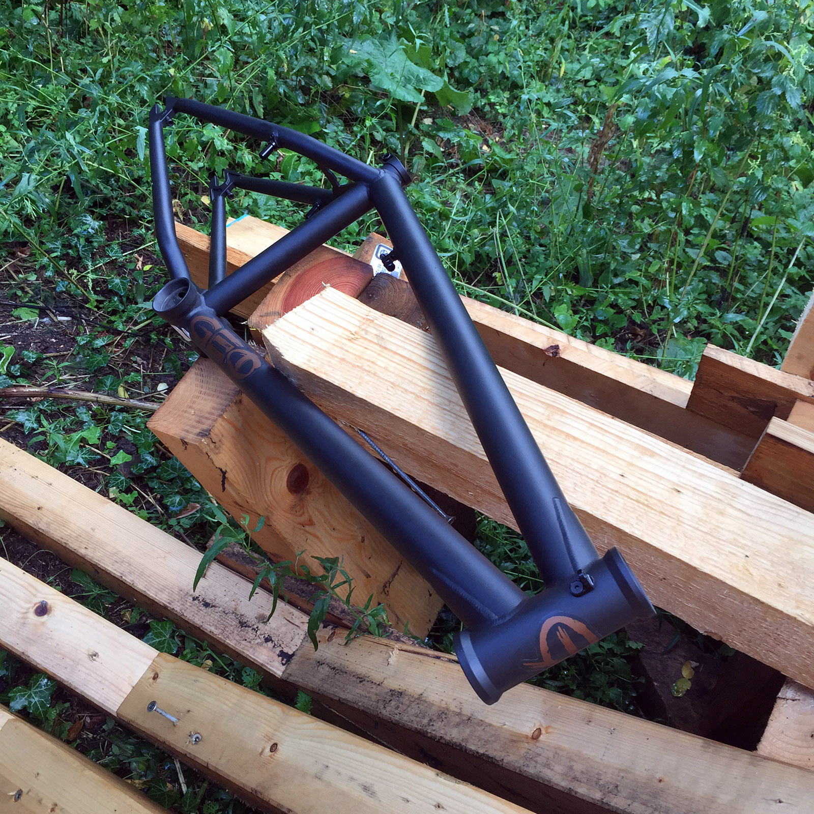 Der neue Streetrahmen von Flybikes heißt Geo und wird in der Oberrohrlängen 20,7“, 21“ und 21,3“ erhältlich sein. Mit einem Lenkwinkel von 75,5° und einem 13“-Hinterbau dürfte er sehr wendig sein. Die Standoverhöhe pendelt sich bei 9,25" und die Tretlagerhöhe bei 11,75" ein. Gussets an Ober- und Unterrohr sorgen für eine Extraportion Stabilität und die Investment-Cast-Ausfallenden haben integrierte Kettenspanner