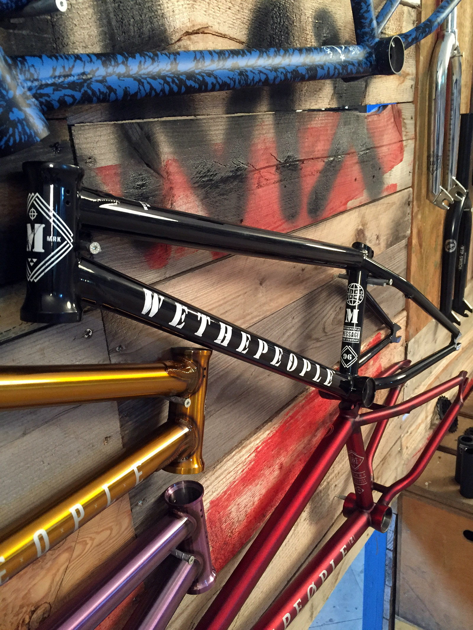 Mit dem Message-Rahmen greift wethepeople ab Oktober wieder im Parkbereich an. Das gute Stück hat eine niedrige Standoverhöhe (8"), einen kurzen Hinterbau (13") und einen steilen Lenkwinkel (75,5°). Der Message wird in den Farben schwarz und holomatic silver erhältlich sein und kommt mit einer lebenslangen Garantie.