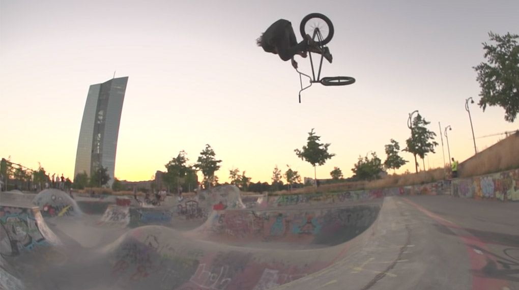 Hoher Besuch in Frankfurt: Chefstyler und X-Games-Teilnehmer Coco Zurita hat für eine Sonnenuntergangssession im Hafenpark vorbeigeschaut.