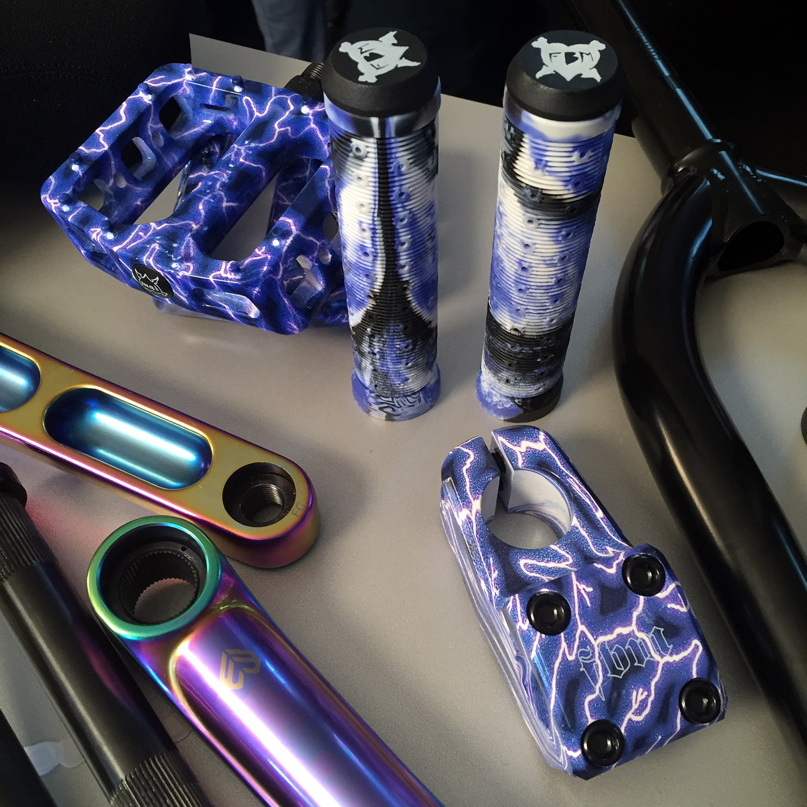 Den abgefahrsten Colorway am Stand von Traffic Distribution hatten die neuen Produkte der Lightning-Series-Line von FBM, dicht gefolgt von der éclat-Kurbel in satin oilslick