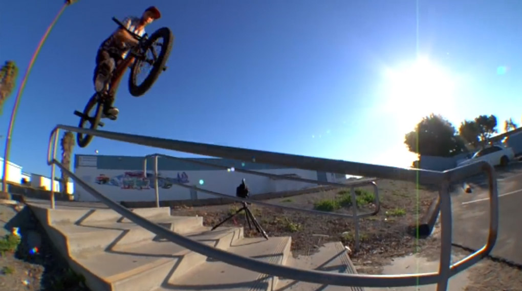 Garrett Reynolds haut in diesem Promovideo für die zweite Auflage seines Signaturerahmens von Fiend eine Minute lang Bossmoves raus.