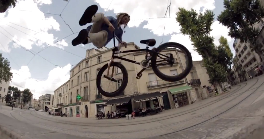 Joris Coulomb zeigt in diesem Promovideo für seinen Signaturegriff von The Shadow Conspiracy, dass man Pull-up Barspins durchaus sinnvoll einsetzen kann.