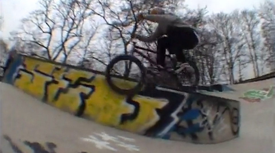 Carlo Hoffmann hat ein kurzes Video von ein paar Aufnahmen zusammengeschnitten, die er mit seiner VX an der Salatschüssel in Köln-Ehrenfeld gefilmt hat.