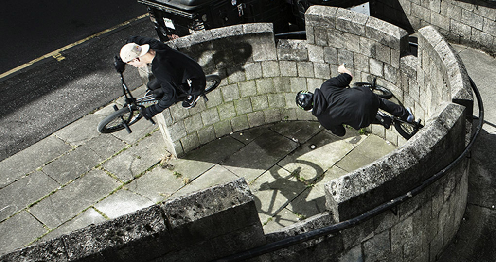Für Red Bull Wallriders sind Kriss Kyle und Alex Donnachie eine Woche lang in einem Wohnmobil kreuz und quer durch Großbritannien und Frankreich gekurvt.