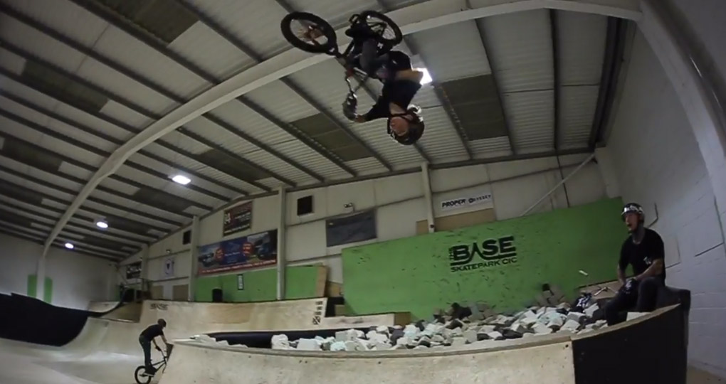 Backflips mit 9 Jahren? Kein Problem für Lennox Zimmermann, der sich in diesem Video von Mark Webb in die Geheimnisse des Rückwärtssaltos einweihen lässt.