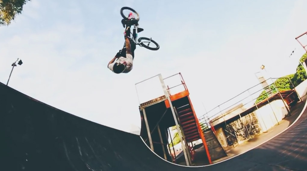Total durchgeknallt! Für den dritten Teil von The Webbie Show hat Mark Webb reihenweise NBDs im Southsea Skatepark vom Stapel gelassen.