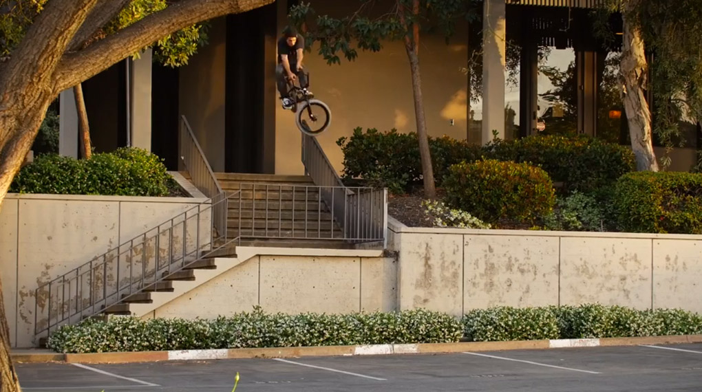 Mike Gray schmeißt sich in diesem Video für Haro Bikes gleich reihenweise furchteinflößende Gaps runter. Der Typ muss Handgelenke aus Stahl haben.