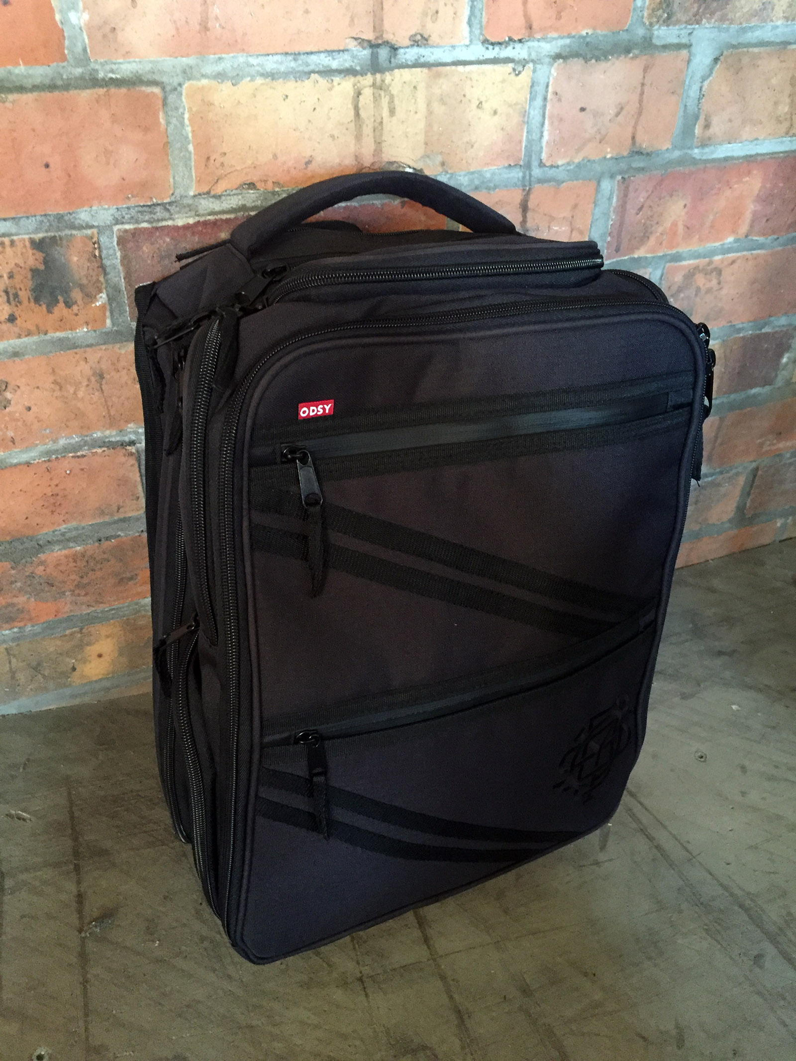 Der neue Monogram-Ricksack von Odyssey bietet dank zwei großer Fächer und vieler kleinerer Taschen reichlich Platz für deinen Stuff